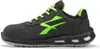 A side view of a black and green athletic shoe. Voir les images du produit