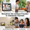 Collage of four scenes showing a digital photo frame in different settings: a mother and child, a gift exchange, home decor, and a family looking at the frame. Produktbild-Vorschau