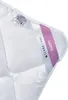 A close-up of a white duvet with a pink and white label. Produktbild-Vorschau