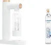 A white soda maker with a clear bottle filled with carbonated water and a silver CO2 cylinder are displayed against a white background. Produktbild-Vorschau