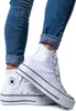 A pair of white Converse Chuck Taylor All Star high-top sneakers with blue jeans. Anteprima dell’immagine prodotto
