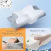 A collage-style marketing image for a memory foam pillow, showing the pillow itself, a person sleeping on it, and close-ups of its features. Produktbild-Vorschau