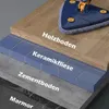 Blauer dreieckiger Moppkopf auf Holzboden, mit Schichten, die darunter Keramikfliesen, Zementboden und Marmor zeigen Produktbild-Vorschau