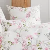 A close-up view of a floral patterned duvet cover and pillowcase set. Produktbild-Vorschau