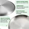 Close-up views of a stainless steel plate with text overlays describing its features. Produktbild-Vorschau