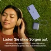 A person wearing headphones is lying on grass, with a phone and a power bank connected by a cable. Produktbild-Vorschau