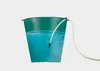 A green bucket filled with blue water and a white hose with a black nozzle submerged in the water. Anteprima dell’immagine prodotto