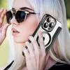 A woman wearing sunglasses holds a phone with a clear case and a black leather cardholder attachment. Produktbild-Vorschau