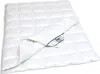 A white quilted comforter is shown laid out on a white background. A corner of the comforter is folded back, revealing a label. Produktbild-Vorschau
