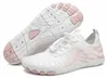 Weiße und rosa Mesh-Wasserschuhe, einer aufrecht mit Seiten- und Draufsicht, der andere umgedreht mit Sohlenansicht Produktbild-Vorschau