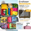 An open suitcase packed with colorful clothes and accessories, alongside marketing text and graphics highlighting storage features and an included scale. Produktbild-Vorschau