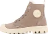 A side view of a brown Palladium winter ankle boot with a cream-colored sole and toe cap. Produktbild-Vorschau