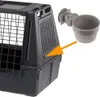 A black dog carrier with an orange arrow pointing to a small attachment for a water bowl. Anteprima dell’immagine prodotto