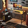 A gaming desk setup in a room with ambient lighting. Anteprima dell’immagine prodotto