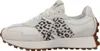 A side view of a single New Balance sneaker. Voir les images du produit