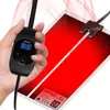 A hand holding a black digital thermostat with a blue screen displaying '31.5°' next to a red heating mat. Anteprima dell’immagine prodotto