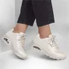 A pair of off-white Skechers Uno-Galactic Gal sneakers worn by a person with dark jeans. Voir les images du produit