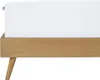 A close-up view of a white fitted sheet on a wooden bed frame. Produktbild-Vorschau