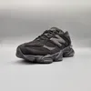 Découvrez la New Balance U9060ZGE Black Cement chez Voir les images du produit 9