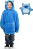 Blauer übergroßer Kapuzen-Decken-Sweatshirt mit Tierohren, getragen von einem Kind, mit passendem blauen Plüschtier Anteprima dell’immagine prodotto