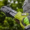A person wearing work gloves is holding a Ryobi electric pruning saw. Produktbild-Vorschau