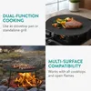 Collage showing a grill plate on a stovetop and over a campfire, with accompanying text describing its features. Produktbild-Vorschau