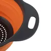 Close-up of an orange and black collapsible colander. Anteprima dell’immagine prodotto