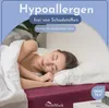 A woman sleeping peacefully on a bed with a burgundy fitted sheet and white bedding. Produktbild-Vorschau