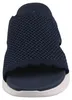 Auf dem Bild ist ein blauer flacher Schuh abgebildet der von der Seite betrachtet wird. Der Schuh hat eine schlichte und moderne Form und eine leicht strukturierte Oberfläche. Produktbild-Vorschau