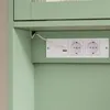 SoBuy Holzvitrine FSB108-E-GR: Detail der Steckdosen und USB-Anschluss an der grünen Rückwand Voir les images du produit