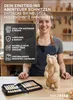 A woman is standing behind a table with a carved bear and a set of carving tools. Produktbild-Vorschau