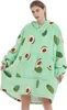 Frau trägt einen übergroßen hellgrünen Fleece-Kuschelhoodie mit Avocado-Print und großer Vordertasche Produktbild-Vorschau