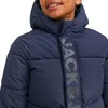Close-up of a child wearing a navy blue puffer jacket with the brand name 'JACK & JONES' printed vertically on the front. Produktbild-Vorschau