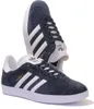 A pair of navy blue Adidas Gazelle sneakers with white stripes and soles, presented against a white background. Produktbild-Vorschau