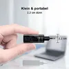 A hand holds a small electronic adapter near a laptop, highlighting its size. Anteprima dell’immagine prodotto
