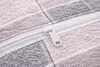 Close-up of a zipper on a fabric product with a plaid pattern. Produktbild-Vorschau