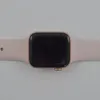 Apple Watch SE (GPS) 40mm Smartwatch Gold Sportarmband Produktbild-Vorschau 4