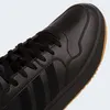 A close-up view of the toe area of a black Adidas sneaker with a gum sole. Voir les images du produit