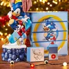 A Sonic the Hedgehog themed advent calendar or countdown box with a Sonic figure and accessories, set against a festive background with Christmas lights. Podgląd zdjęcia produktu