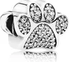 A close-up studio shot of a silver paw print charm with clear stones. Anteprima dell’immagine prodotto