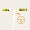 Close-up of a scooter's handlebars with a diagram showing how it might be assembled or adjusted. Náhled obrázku produktu