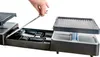 Eine Hand hebt die obere Grillplatte des Unold Raclette Extendable an, einem schwarzen Elektrogrill  Produktbild-Vorschau