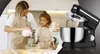 A woman and a child are in a kitchen, baking together. A stand mixer is prominently displayed. Produktbild-Vorschau