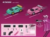 A marketing image showing two toy race cars, track pieces, controllers, and accessories against a pink background. Podgląd zdjęcia produktu