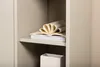 Buffet avec deux portes et deux étagères, de couleur beige. Voir les images du produit 9
