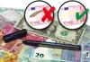 A money checker pen is shown on a pile of euro and US dollar bills. Two circular insets show how to use the pen, one with a red cross indicating incorrect use and one with a green checkmark indicating correct use. Anteprima dell’immagine prodotto