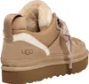 A side view of a beige UGG sneaker with a platform sole. Produktbild-Vorschau