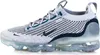 A studio shot of a Nike Air Vapormax 2021 FK SE shoe. Voir les images du produit