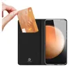 A hand inserts a credit card into a black phone case that is open, revealing a smartphone screen. Produktbild-Vorschau