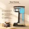 A coffee maker with a cup of coffee next to it, with instructional text on the left. Produktbild-Vorschau